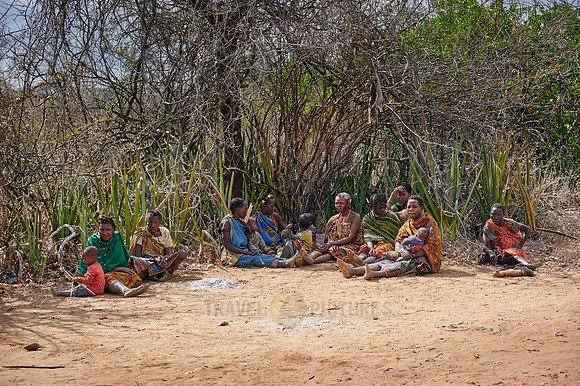 group of women of Hasabe tribe