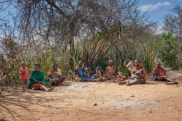 group of women of Hasabe tribe