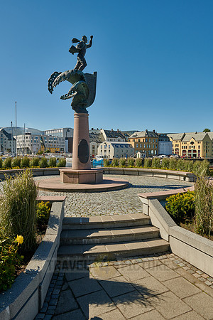Monument of the people going to England during 2nd World War