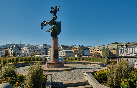 Monument of the people going to England during 2nd World War