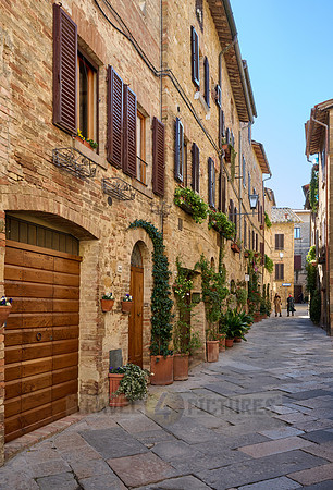 narrow alley in Pienza
