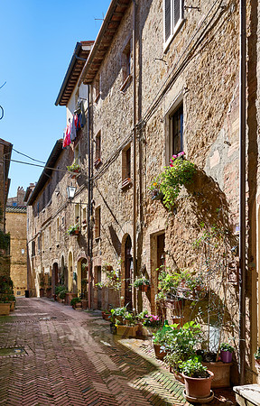 narrow alley in Pienza
