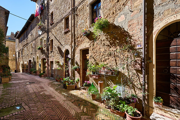 narrow alley in Pienza