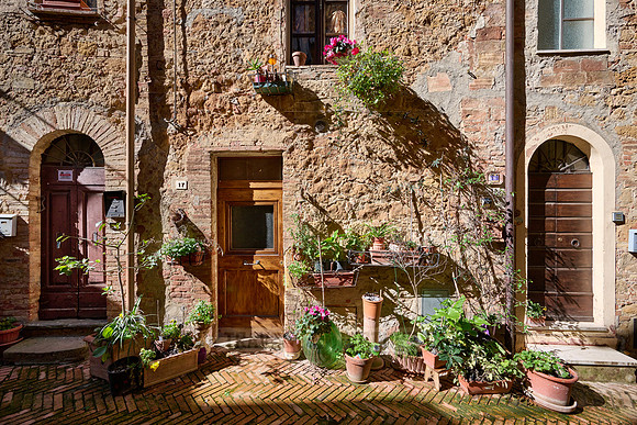 narrow alley in Pienza
