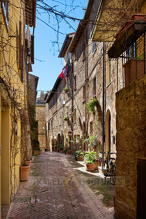 narrow alley in Pienza