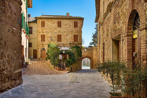 narrow alley in Pienza