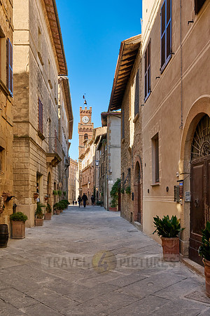 narrow alley in Pienza