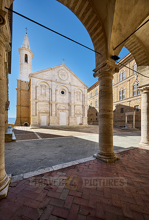 Duomo di Santa Maria Assunta, Piazza Pio II
