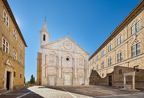 Duomo di Santa Maria Assunta, Piazza Pio II