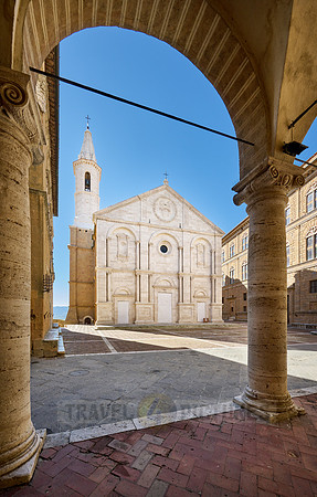 Duomo di Santa Maria Assunta, Piazza Pio II