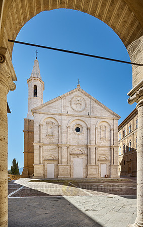 Duomo di Santa Maria Assunta, Piazza Pio II