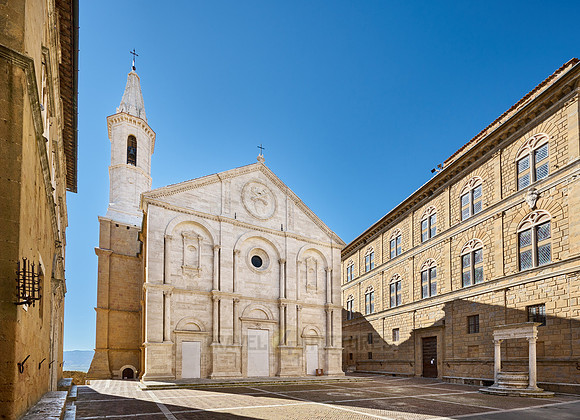 Duomo di Santa Maria Assunta, Piazza Pio II