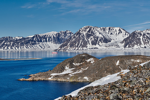 cruise ship crosses landscape seen from Virgohamna