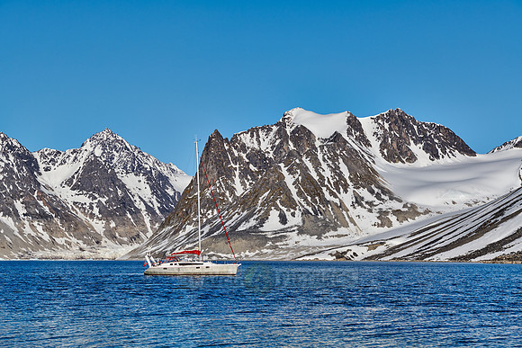landscape of Magdalenefjorden