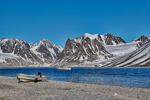 landscape of Magdalenefjorden