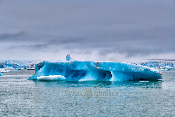 blue ice of Kronebreen or Crown glacier