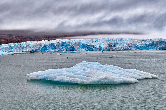 blue ice of Kronebreen or Crown glacier