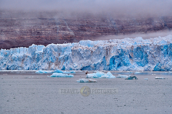 blue ice of Kronebreen or Crown glacier
