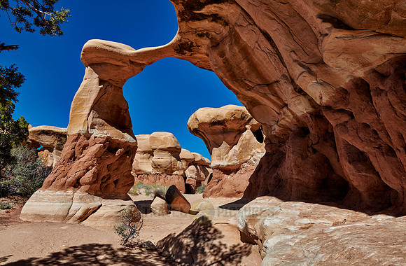 Metate Arch in Devils Garden