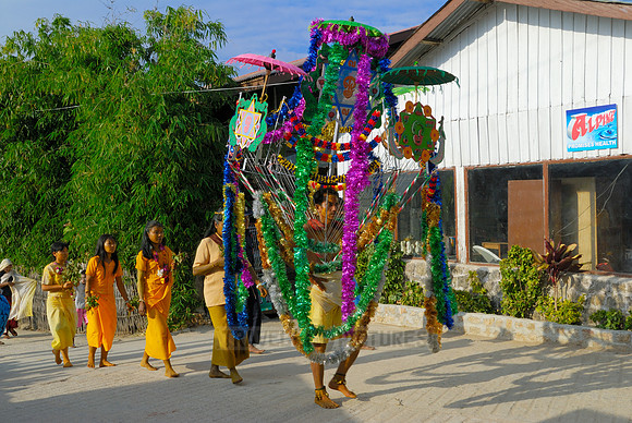 Ceremony at Kyaikhtiyo Pagoda