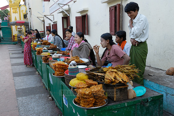 food stalls at Kyaikhtiyo Pagoda