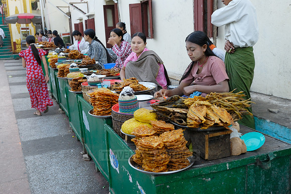 food stalls at Kyaikhtiyo Pagoda