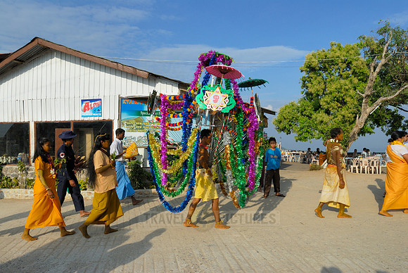 Ceremony at Kyaikhtiyo Pagoda