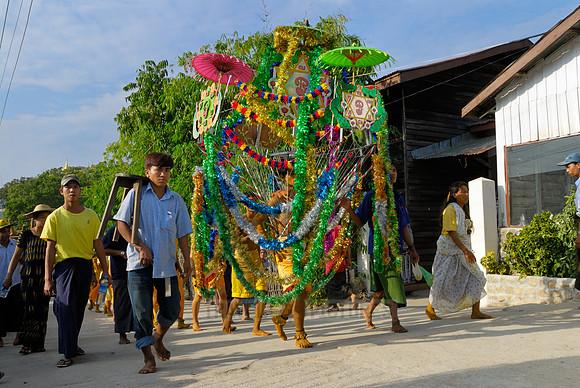 Ceremony at Kyaikhtiyo Pagoda