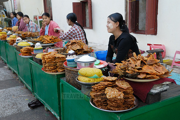 food stalls at Kyaikhtiyo Pagoda