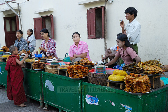 food stalls at Kyaikhtiyo Pagoda