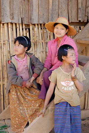 traditional woman with children of Palaung tribe