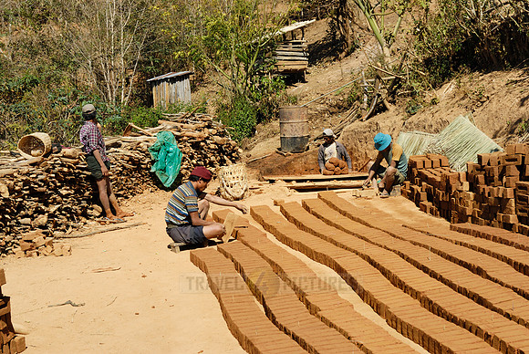 produktion of bricks of Palaung tribe