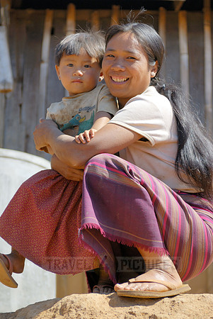 traditional woman with children of Palaung tribe