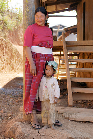 traditional woman with children of Palaung tribe