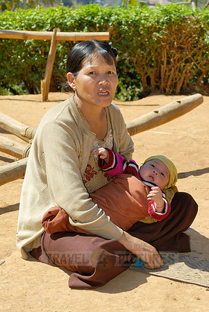 traditional woman with baby of Palaung tribe