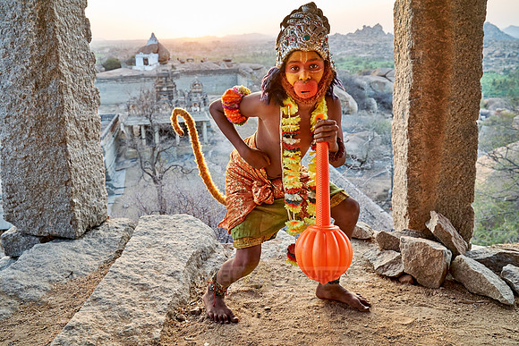 young boy dressed like Hanuman the monkey king, Hampi    Junge, verkleidet wie Hanuman, der Affenkoenig, Hampi