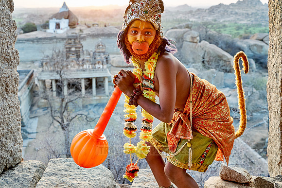 young boy dressed like Hanuman the monkey king, Hampi    Junge, verkleidet wie Hanuman, der Affenkoenig, Hampi