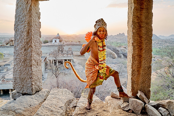 young boy dressed like Hanuman the monkey king, Hampi    Junge, verkleidet wie Hanuman, der Affenkoenig, Hampi