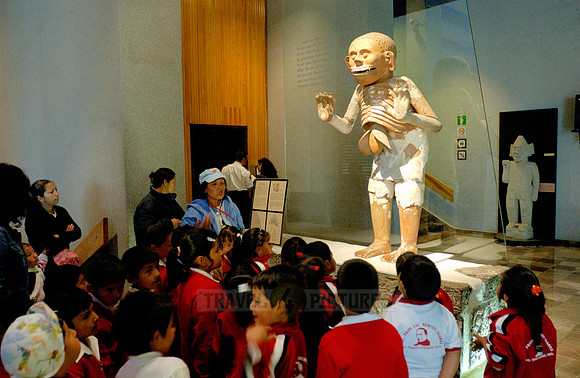 schoolkids in front of Mitlantecuhtli The God of Death