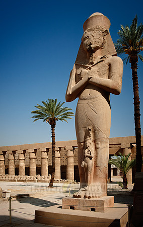 statue Ramses II. and his daughter Merit-Amun