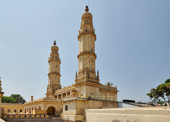 Yellow minaret of Jamia Masjid mosqu
