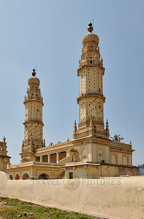 Yellow minaret of Jamia Masjid mosqu