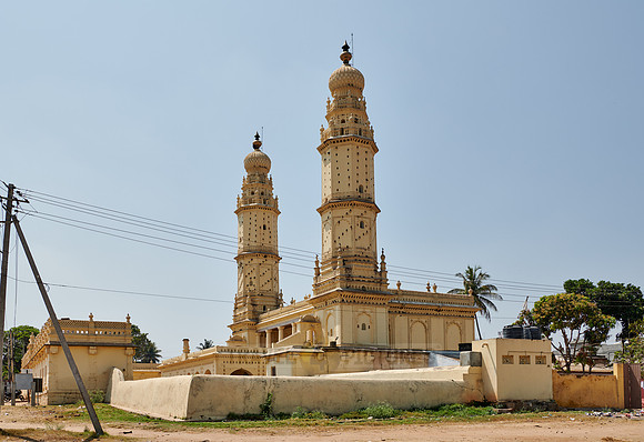 Yellow minaret of Jamia Masjid mosqu