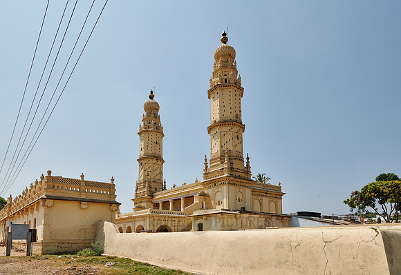 Yellow minaret of Jamia Masjid mosqu