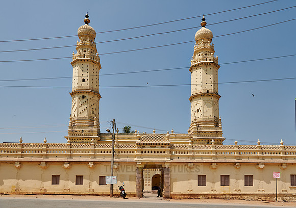 Yellow minaret of Jamia Masjid mosqu