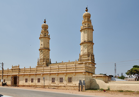 Yellow minaret of Jamia Masjid mosqu