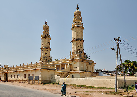 Yellow minaret of Jamia Masjid mosqu