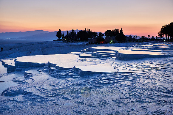 Sonnenuntergang hinter  Kalksinterterrassen von Pamukkale  |sunset behind Pamukkale travertine terraces|