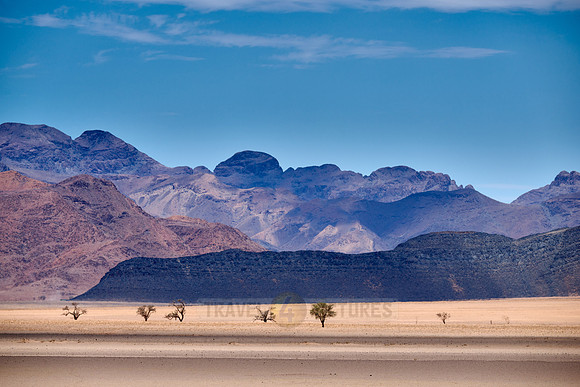 dry mountain landscape of the arid Namib-Naukluft Park