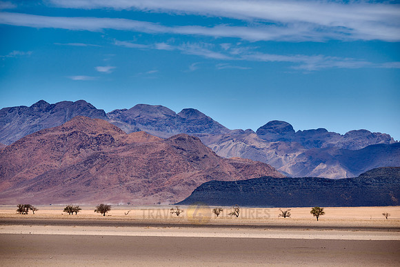 dry mountain landscape of the arid Namib-Naukluft Park
